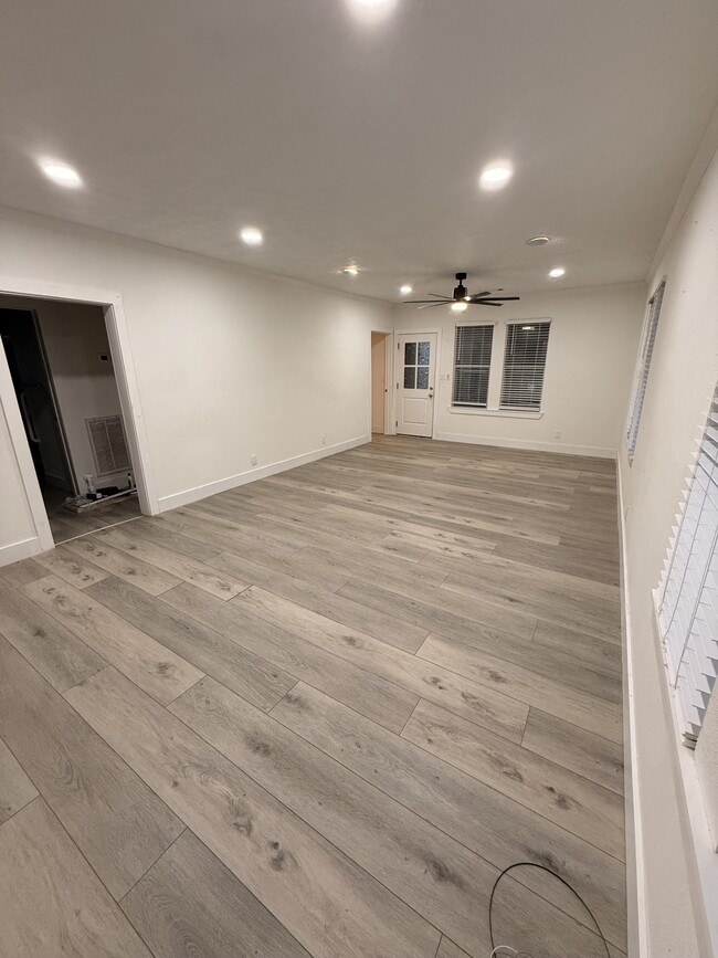 Building Photo - 913 Block St