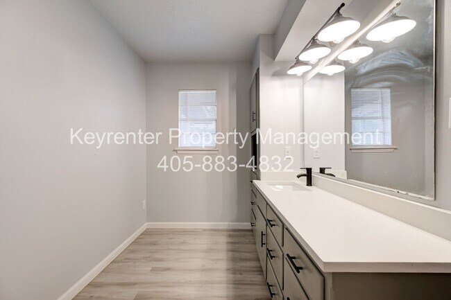 Building Photo - REMODELED 2 Bed 2 Bath 1 Mile West from Campus!