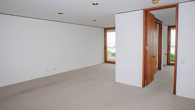 Building Photo - La Playa living with stunning city, ocean ...