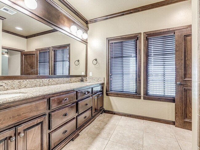 Building Photo - Luxury Edmond Townhome Overlooking Waterfa...