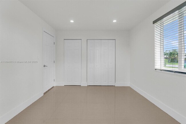 Building Photo - 5520 SW 91 Ave