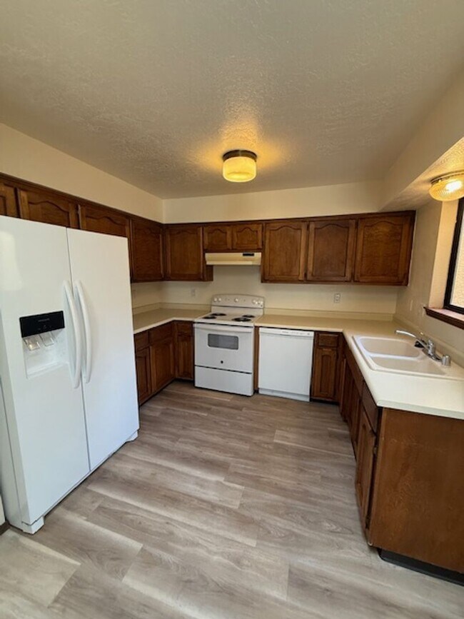 Building Photo - Beautiful 2 Bedroom 2 Bath Townhouse located in the popular foot hills area!