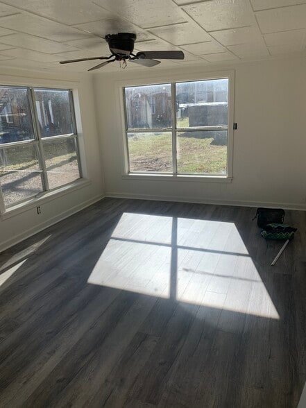 Building Photo - 208 W Elm Ave