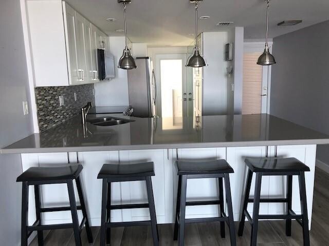 Building Photo - 1609 N Riverside Dr