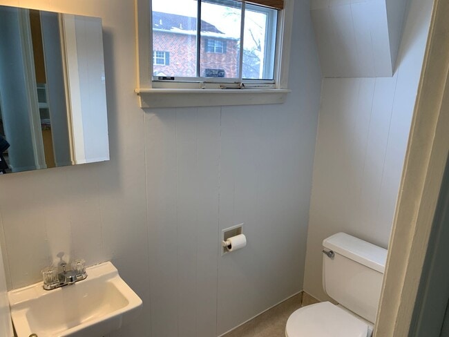 Building Photo - 3 Bedroom 1.5 Bathroom Emmaus Single in th...