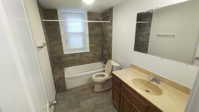 Building Photo - 109 N Center St