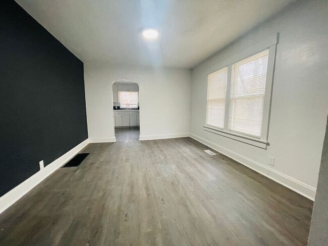 Building Photo - 902 S Cedar Ave