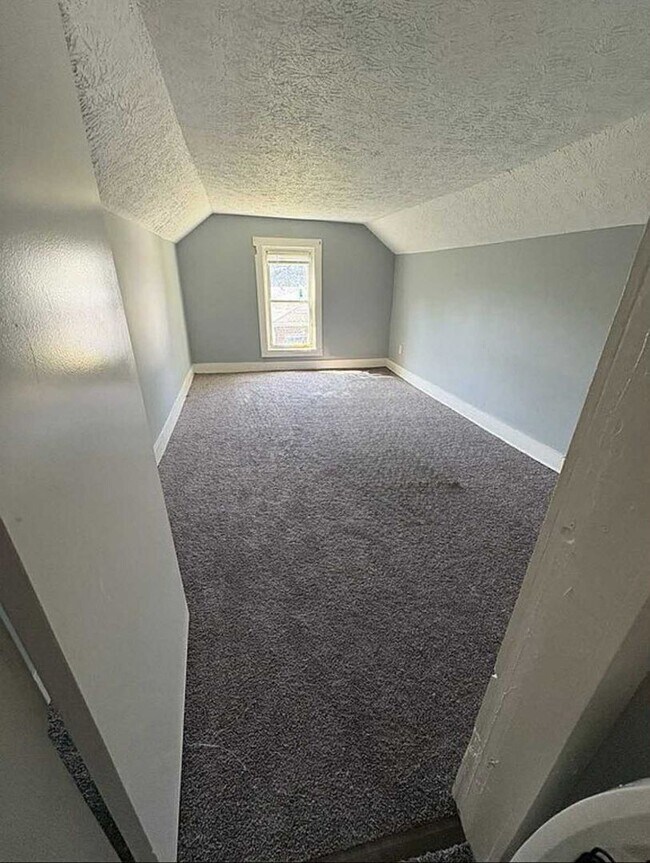Building Photo - 4 Bedroom Home!