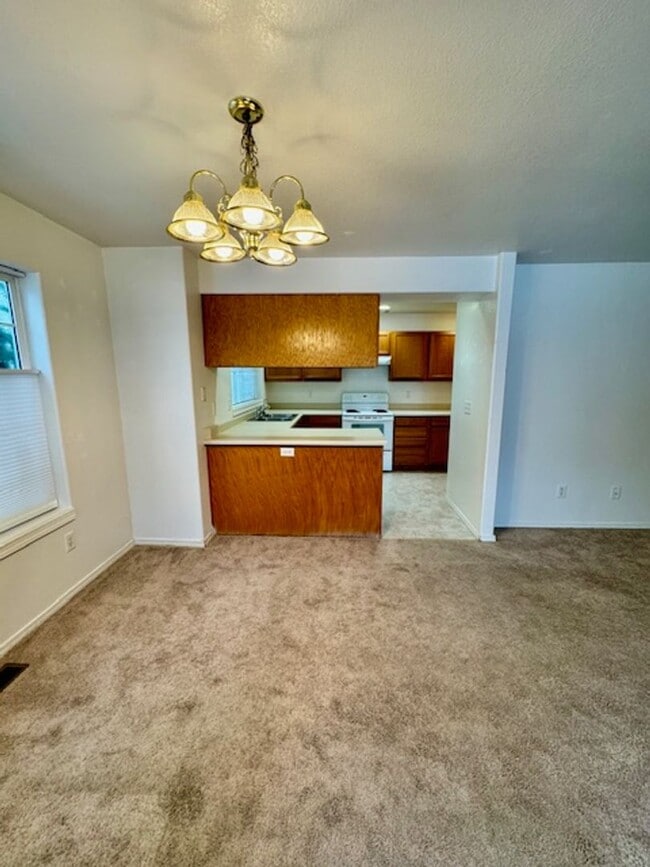 Building Photo - 3 Bedroom 2 Bath Centrally Located Condo