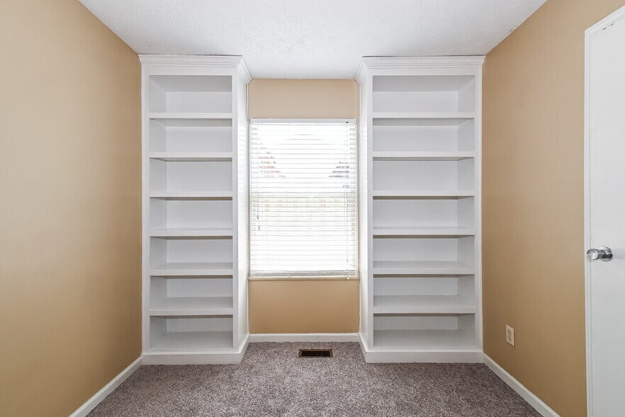 Building Photo - 5761 Pilgrim Dr