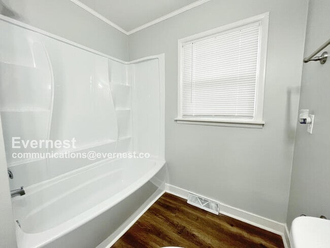 Building Photo - 708 Park Dr