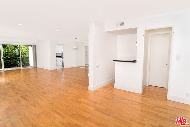 Building Photo - 416 N Oakhurst Dr