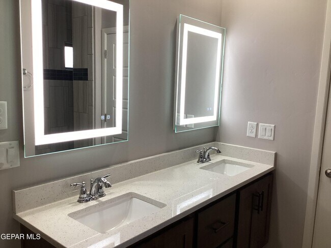 Building Photo - 1087 Brass Hl Ave