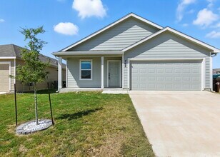 Building Photo - "Charming 3-Bed, 2-Bath Retreat in New Bra...