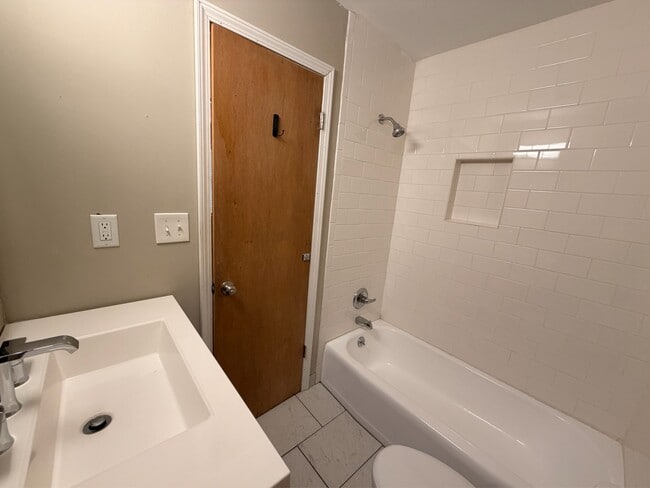 Building Photo - 1092 Sherbrooke Dr