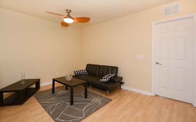 Building Photo - Lakeside Village Townhouse 2 Bedroom  2.5 Bath Available for Short-Term Rental