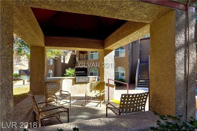 Building Photo - Great Location- 3 bedroom Condo