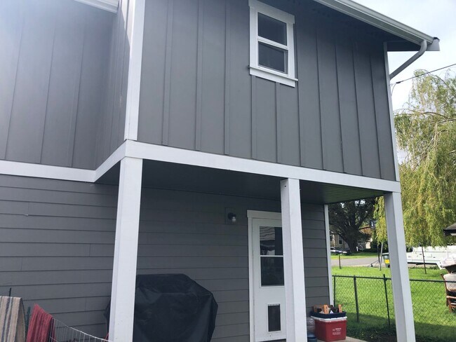 Building Photo - Newer Pet Friendly Home with detached Garage close to Barkley Trail system