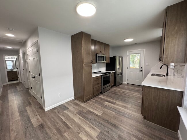 Building Photo - 357 Pine Ave