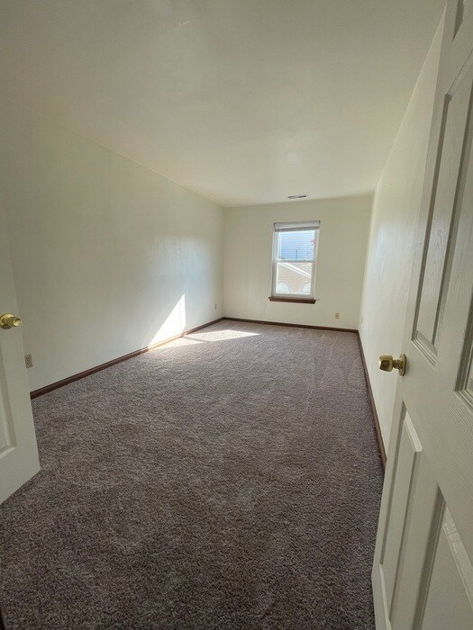 Building Photo - Charming 3-Bedroom, 1.5-Bathroom Townhome ...