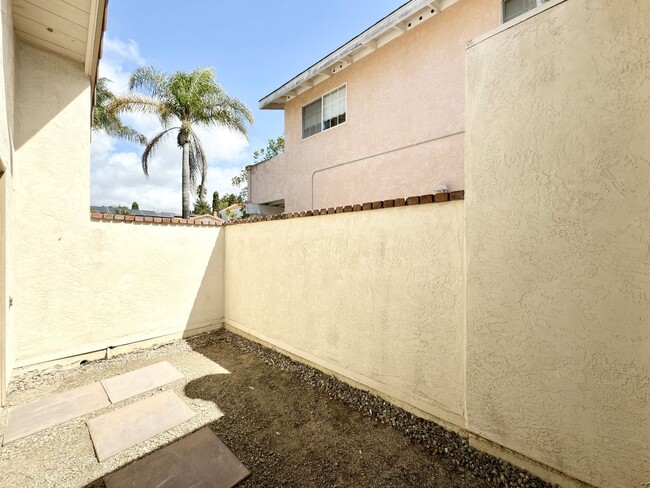 Building Photo - Single Level in La Costa!