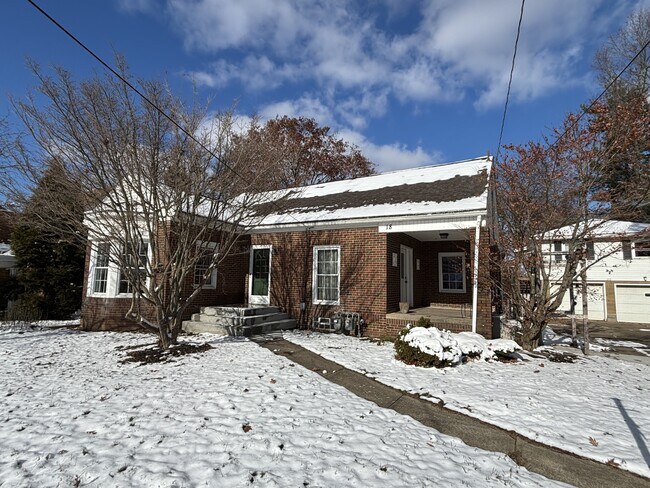 Primary Photo - 18 Bender St NE