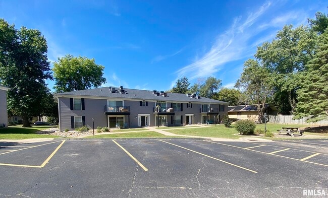Primary Photo - 5031 N Lakeside Pl