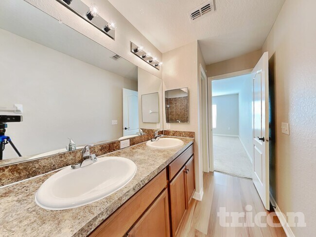 Building Photo - 77 Lake Ring Dr