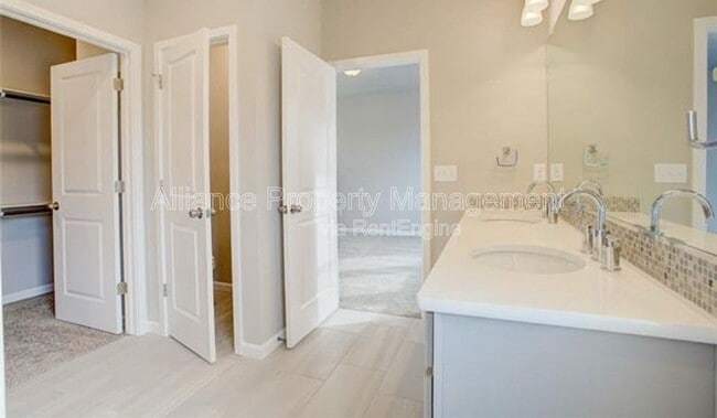 Building Photo - 1168 Solitaire St