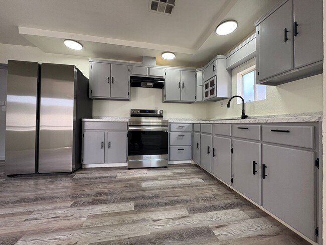 Building Photo - Leasing Special: two weeks free rent! Spac...