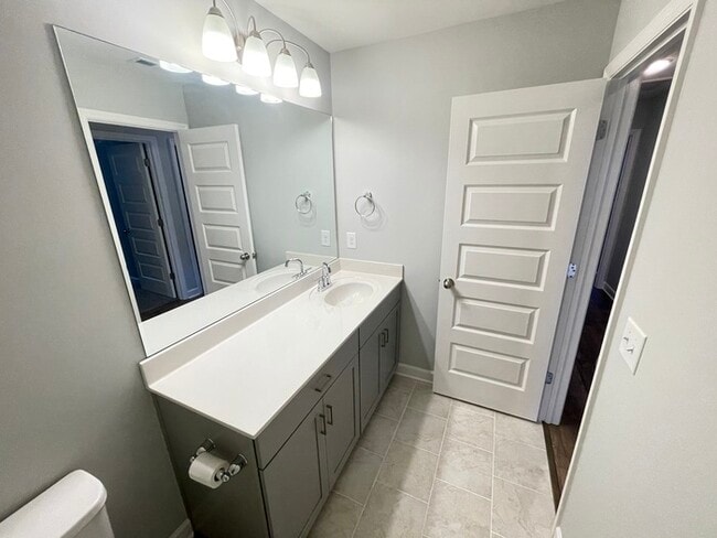 Building Photo - Waterford Village 3 bedroom home with a 2 car garage!