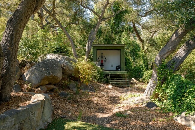 Building Photo - 696 Ladera Ln