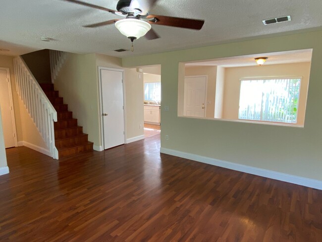 Building Photo - Adorable 3 bedroom / 2.5 bath town home wi...