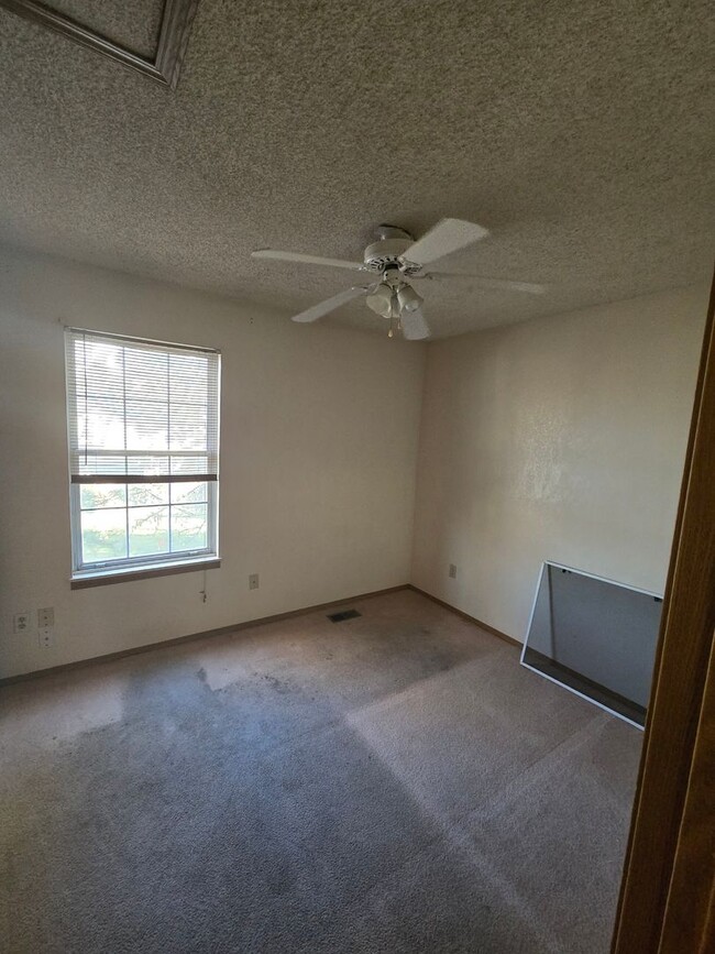 Building Photo - 2 Bedroom Townhouse with Unfinished Baseme...