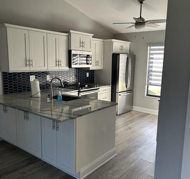 Building Photo - 7716 SE Sugar Sand Cir