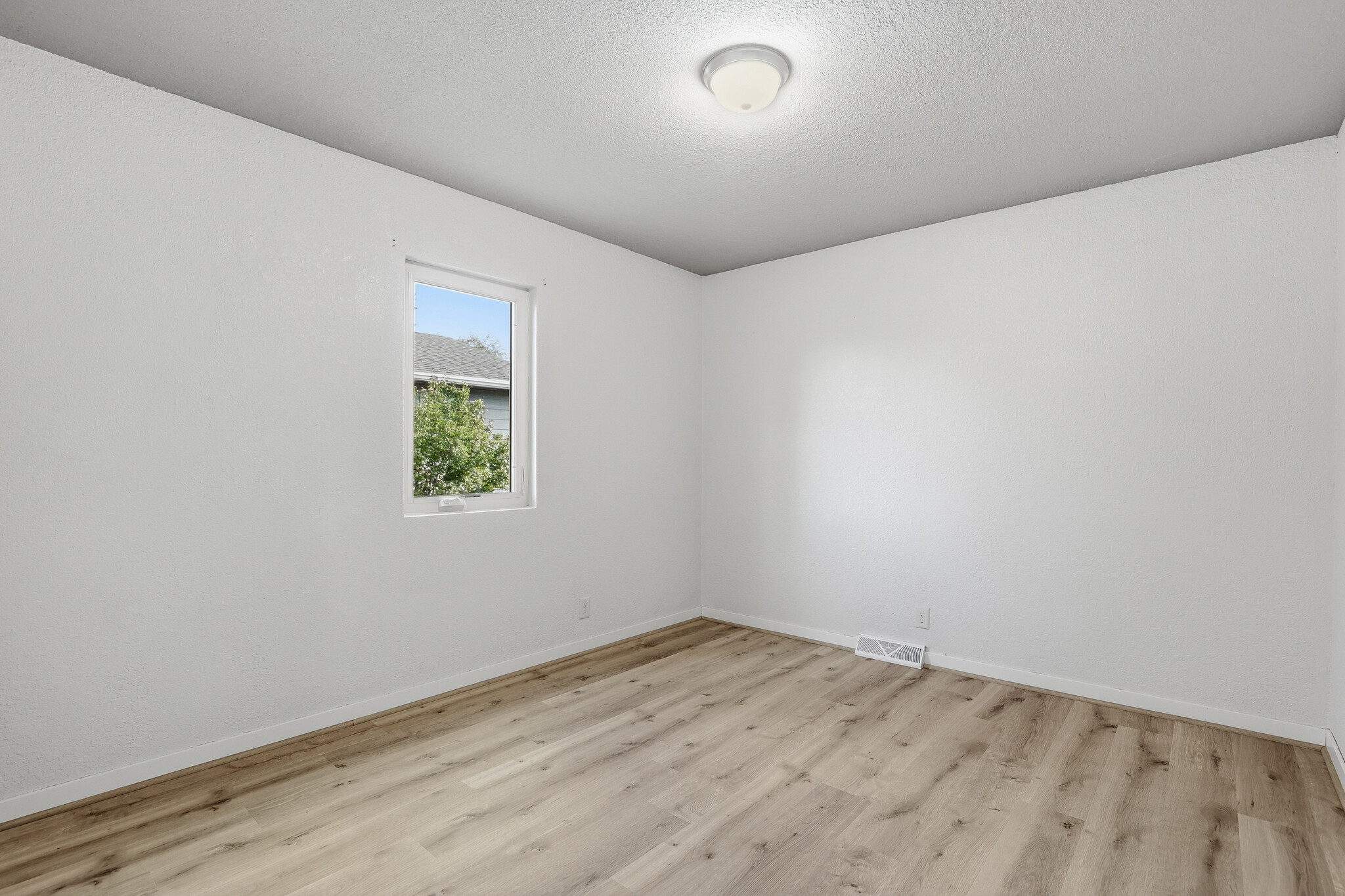 Building Photo - 2104 Prairie Ave
