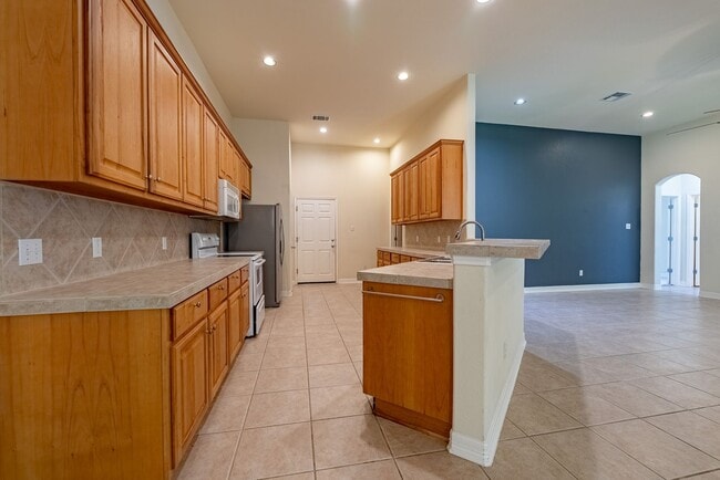 Building Photo - 1305 Delsie Dr