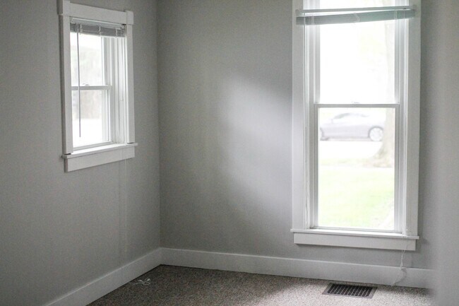 Building Photo - 830 W North St