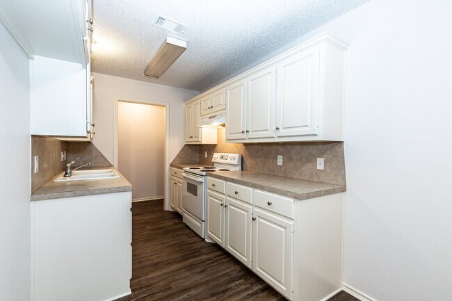 Building Photo - 2 Bedroom 2 Bathroom Duplex