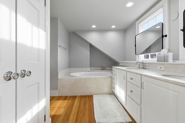 Building Photo - 50 River St