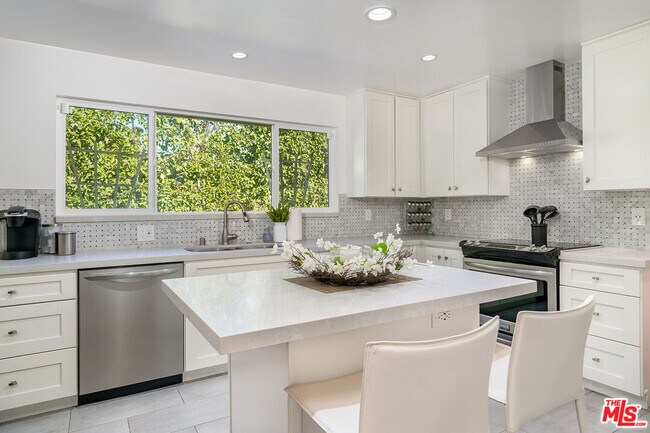 Building Photo - 13843 Milbank St