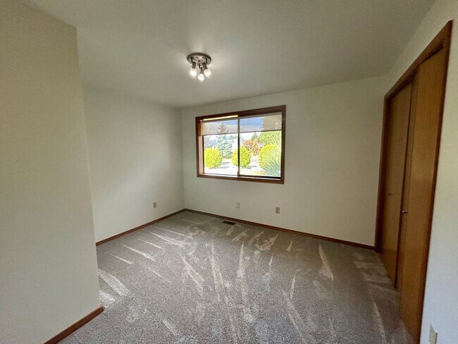 Building Photo - 12371 Rainier Dr
