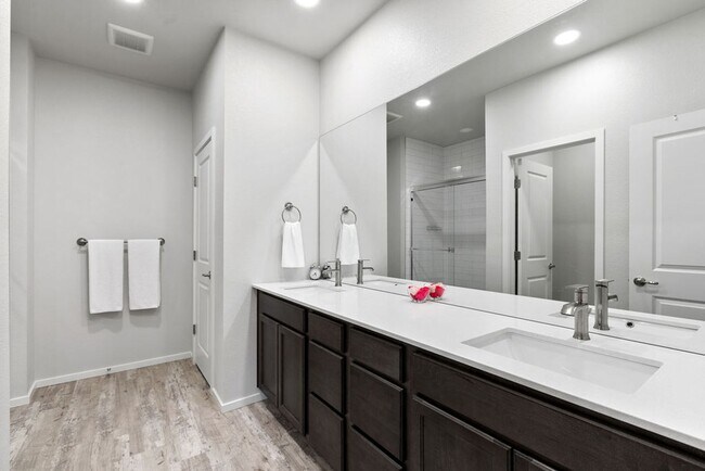 Building Photo - 4 Bedroom, 3 Bathroom 2.8 miles from Old T...