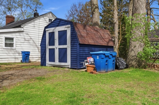 Building Photo - 3-bedroom home with deeded access to all-sports Loon Lake