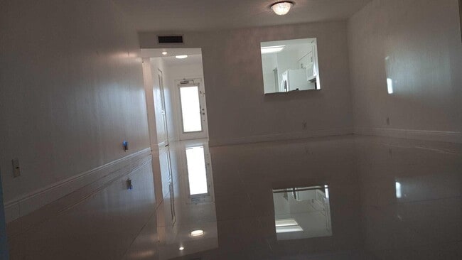 Building Photo - 370 NW 76th Ave