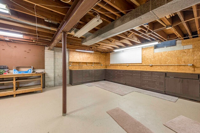Building Photo - 8929 42 Ct