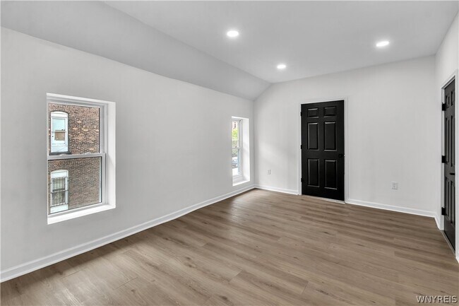 Building Photo - 545 Niagara St