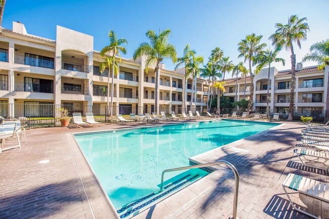 Building Photo - Updated 2 BR- 2 BA in FOUNTAIN VALLEY