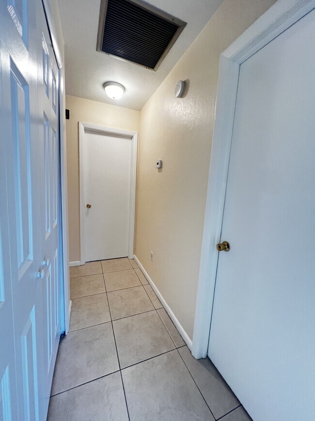 Building Photo - 609 SE 23rd Pl
