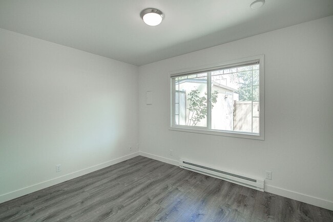 Building Photo - 2Bd/1Ba Issaquah Duplex